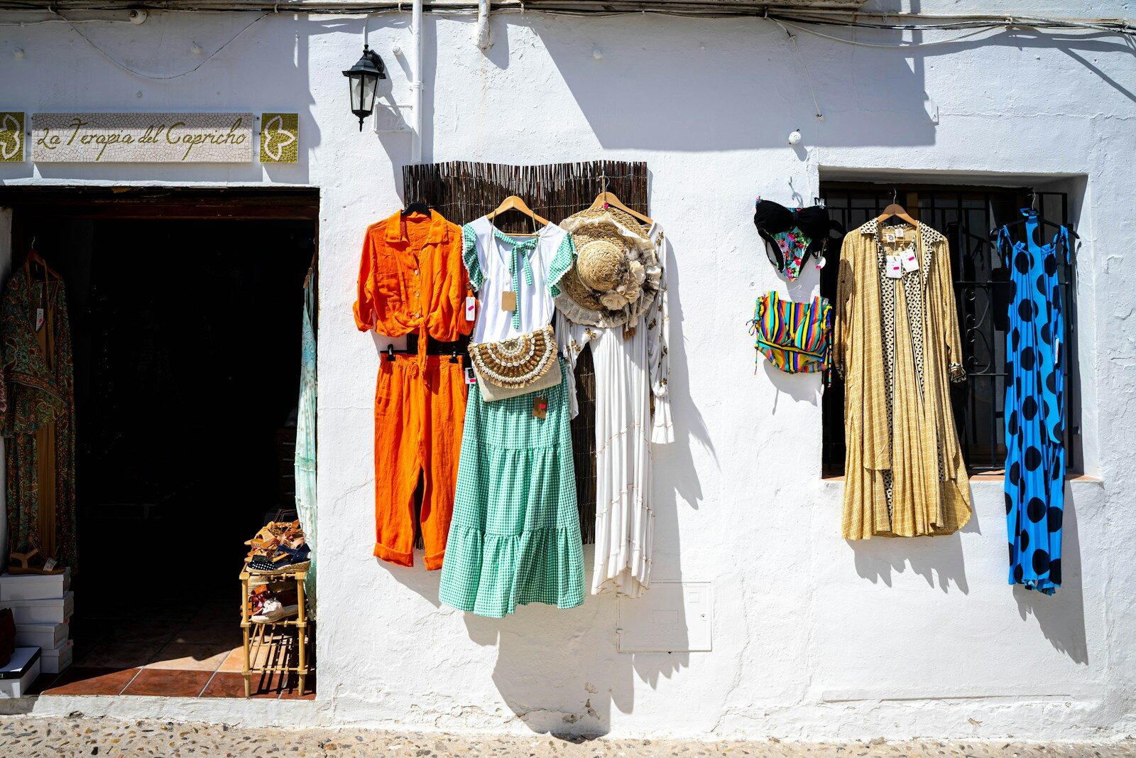 مجموعات a white building with clothes hanging outside of it
