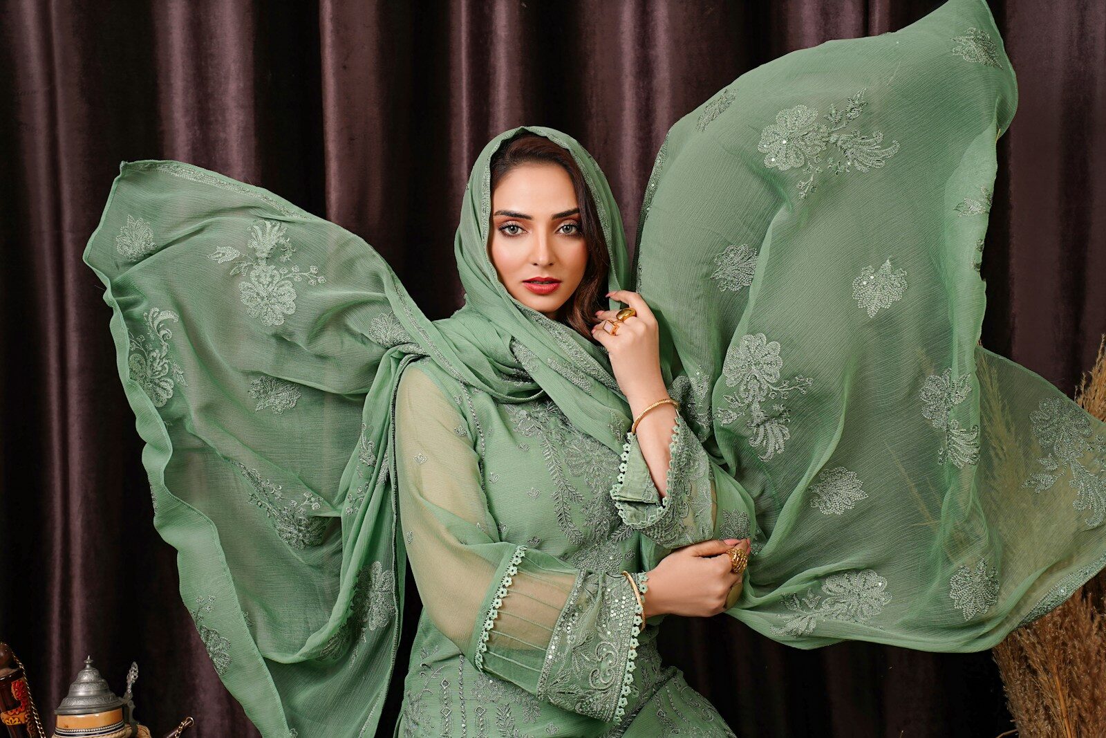 بيت a woman in a green dress posing for a picture